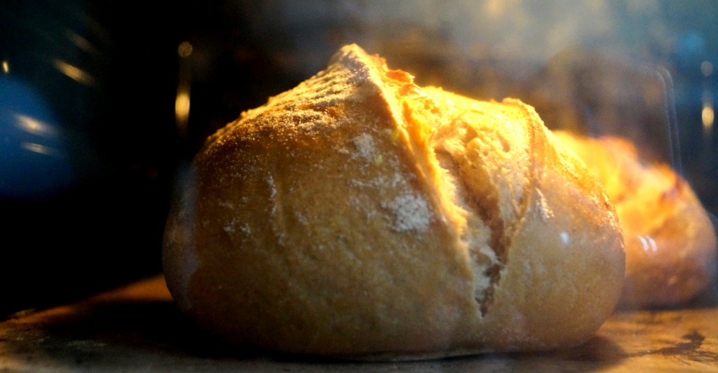 Хлеб на закваске в духовке на пекарском вулканическом камне