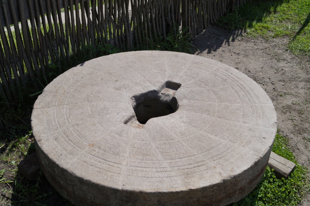 Каменный жернов с мельницы